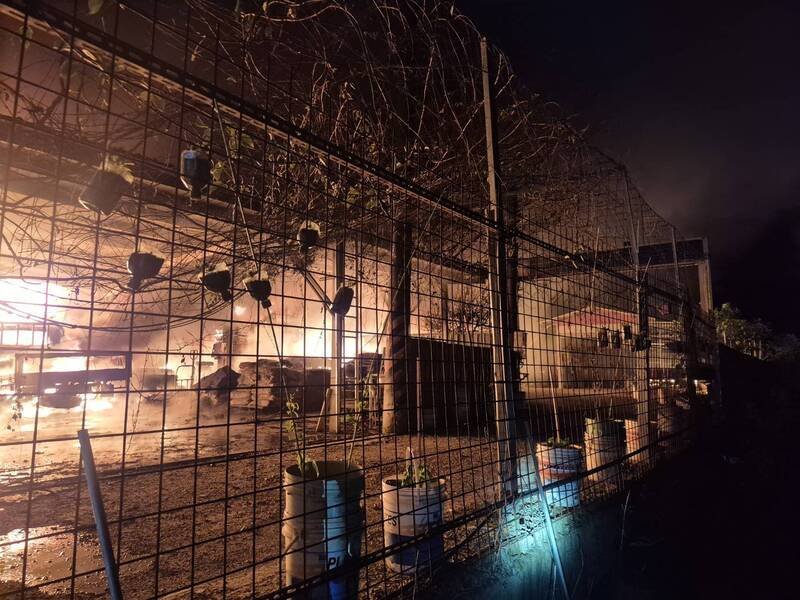 桃园大溪铁皮仓库恶火，爆炸声不断。（记者郑淑婷翻摄）