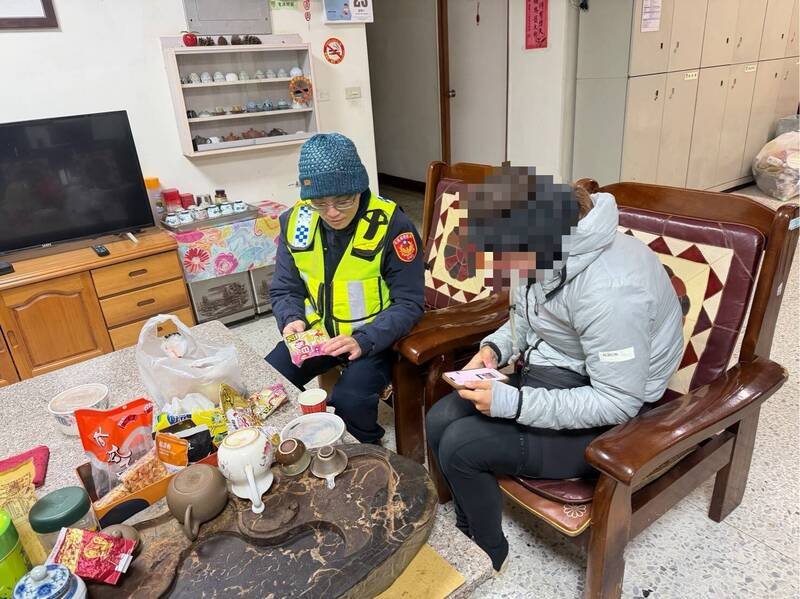 来自英国的外籍单车女骑士挑战合欢山，日前行经中横台14甲线大禹岭路段时，因低估高山气候及陡坡难度导致失温，体力不支瘫坐在路旁，所幸花莲县新城警分局合欢派出所员警巡逻经过发现。（图由警方提供）