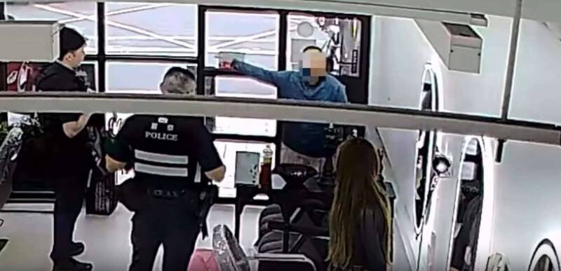 卢女（右后）对著店长及员警不断咆哮，大声质疑「你们有什么问题啊」。（截自Threads-peng._.1019）