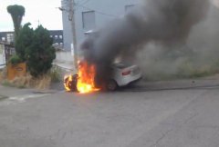 200多万名车 3分钟被烧成废铁