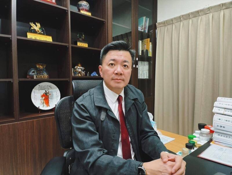 律师江信贤（见图）指公诉罪案件，检警单位知悉后须依法侦办，受害人没有抛弃告诉权的问题。（江信贤事务所提供）