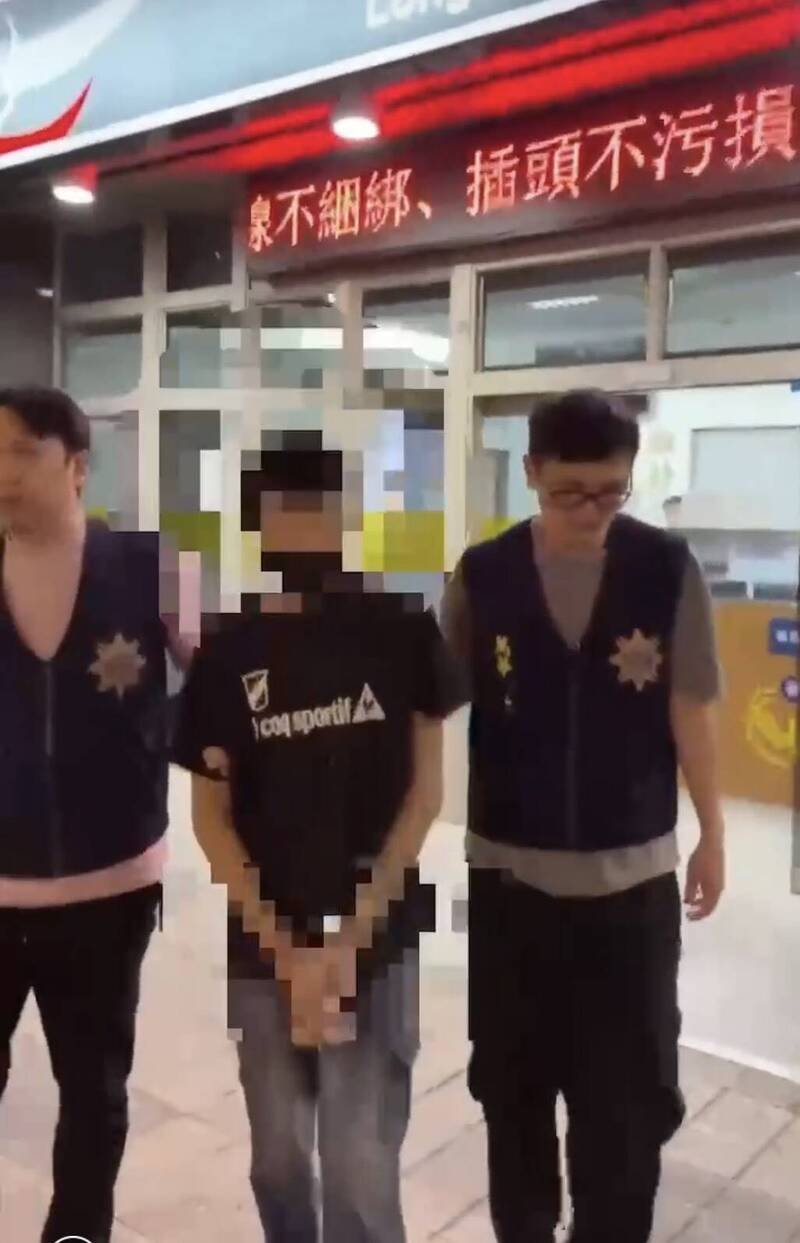 53岁蔡姓男子晚间被警方依毒品罪嫌逮捕移送法办。（记者刘庆侯翻摄）