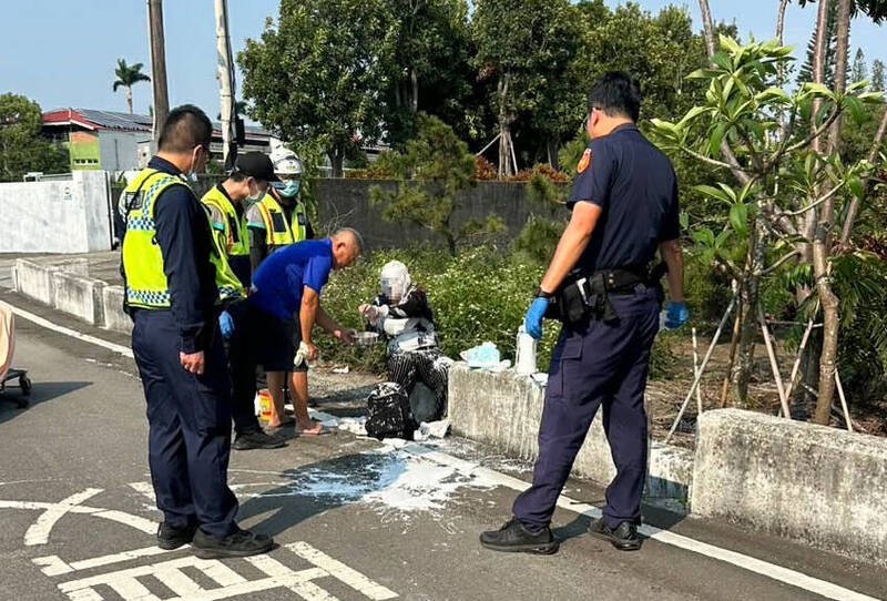 一名女子全身被泼白漆，警方到场了解状况。（民众提供）
