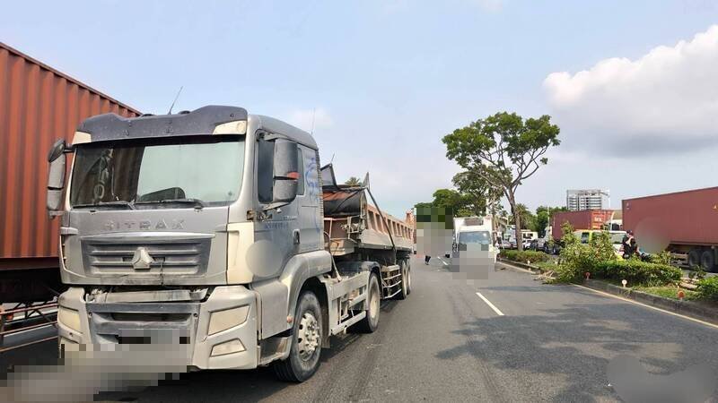 小港区中山四发智轿车与联结车、小货车连环车祸。（民众提供）