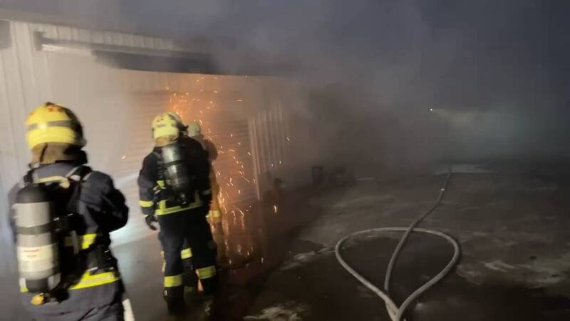 宜兰县消防局人员到场灭火。（宜兰县消防局提供）