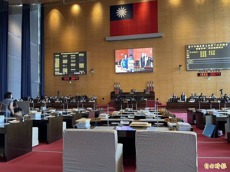 台中市议会未受变电箱被撞影响议程。（记者苏孟娟摄）