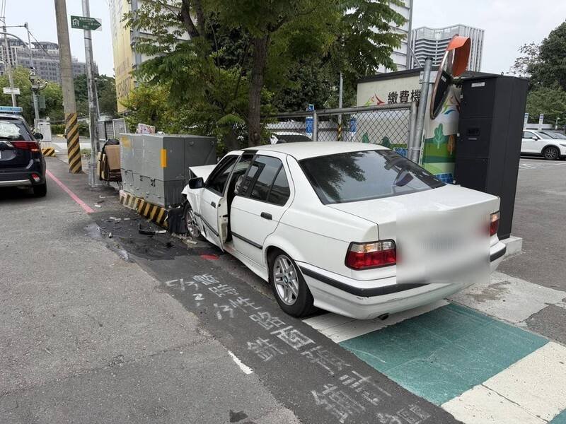 BMW猛撞路边变电箱。（民众提供）