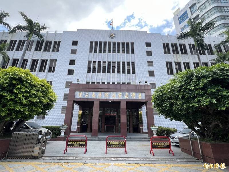 嘉义县国民党前县议员邱银海涉诈助理费等案件被一审合并判刑6年半，高等法院台南分院15日开庭时，邱认罪请求法官对他从轻发落。（资料照，记者王俊忠摄）