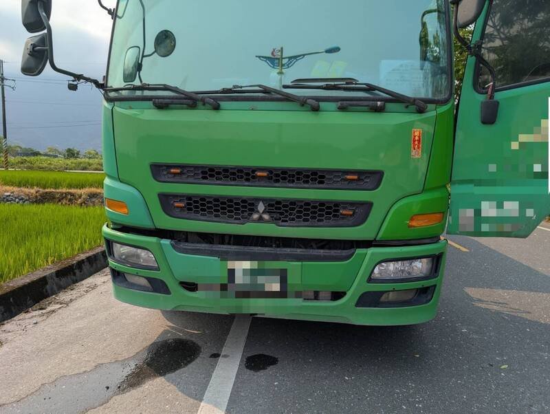 砂石车司机没有注意车前状况，行经路口未减速慢行，警方已查扣车上行车纪录器等资料。（民众提供）