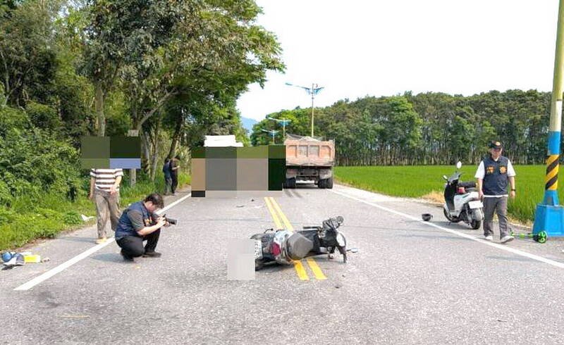 凤林镇林荣里荣开路与田间小路路口，今天下午发生机车、砂石车相撞事故，警方调查机车为左方车违规没有礼让右方车。（民众提供）