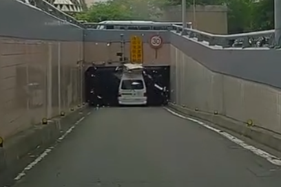 复康巴士驾驶没有注意到限高，让车顶当场被「削掉」。（撷取自Threads/@jdkwithy0u）