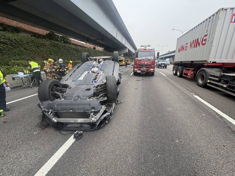一辆小货车在中山高三重路段抛锚待救，遭另一辆宾士车擦撞。（记者吴仁捷翻摄）