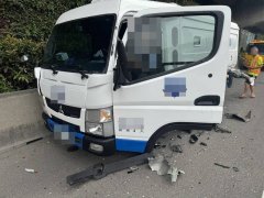 20岁宾士女驾驶疑恍神追撞路肩事故车 小货车驾驶送医急救