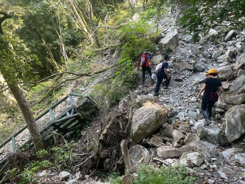 70岁陈姓妇人在瓦拉米步道失踪，今天消防局及东搜都持续搜救中，针对崩壁落石区加强搜寻。（花莲县消防局提供）