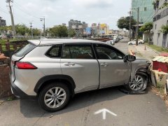 命大！母女驾车失控冲破栏杆坠落80公分撞水泥护栏2伤送医