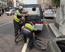 惊！单车男撞厢型车头卡挡风玻璃变「无头人」消防员急拆玻璃抢救