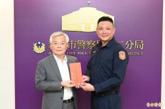 竹市勇警夺枪救人质  张荣兴颁奖表扬