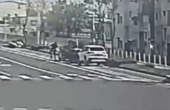 砸车怪客出没高雄大寮区 砸毁轿车玻璃逃逸