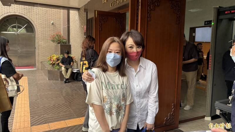 女星郁芳、何嘉文一早也来听判。（记者翁靖祐摄）