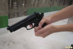 夸张！男与邻居吵架竟暴走抢警枪 供称想「开他」