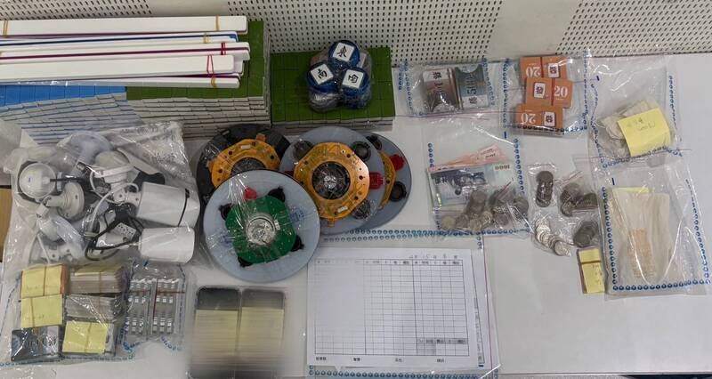 警方查扣各类赃证物。（记者刘庆侯翻摄）