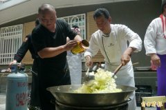 义厨团免费办桌 部落修女足感心