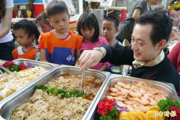 义厨团长罗杰（右），厨龄长达30年，3年前号召全台饭店名厨逾20人，组成1支「兄弟姐妹麻吉团」，预计巡回全台36所偏乡小校，为当地弱势孩童免费「办桌」。（记者王峻祺摄）