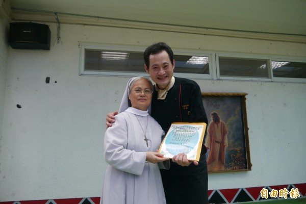 10多道5星级料理让师生好惊喜，一见偏乡孩子吃的津津有味，就连园所修女胡美珠也含泪直呼「无以回报义厨团！」 仅能简单致赠感谢状回馈。（记者王峻祺摄）