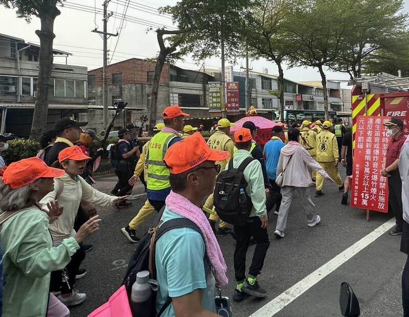白沙屯妈祖进香途中，彰化消防局派员宣导勿燃放爆竹烟火。（图由消防局提供）
