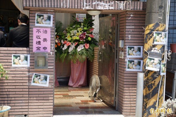 黄家门口贴满飞弹中士高嘉骏「诡异笑容」。（记者黄佳琳摄）