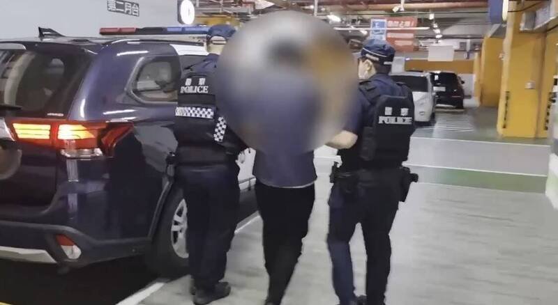 李嫌被警方当场逮捕移送。（记者刘庆侯翻摄）