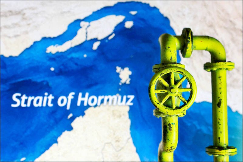 美国总统川普日前宣布对荷姆兹海峡实施反封锁措施，已扰乱了伊朗的原油出口，美国智库的研究报告预估，伊朗在2周内将被迫减产，成为伊朗不得不与美国展开和谈的原因。（路透资料照）