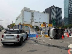 北市中山区2车路口碰撞 1车翻覆撞击捷运工地围篱