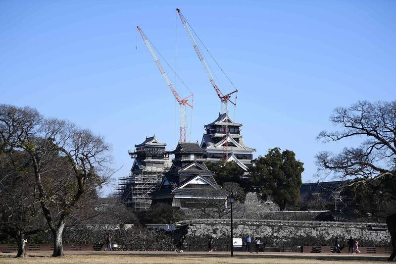 日本内阁官房长官木原稔强调，「将汲取过去的经验与教训，竭尽全力实现『防灾立国』的目标」；图为修复中的熊本城。（法新社资料照）