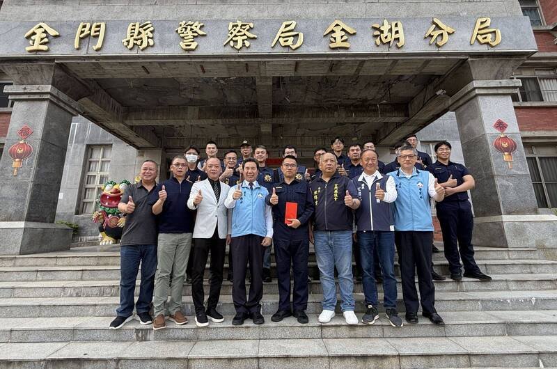 金门县警察局金湖分局宣布古迹「陈显墓」遭盗挖破案，县长陈福海前往致赠加菜金。（读者提供）