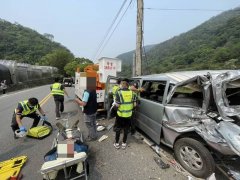 货车追撞南投仁爱公所厢型车  4人获救送医