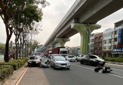 驾驶切入车道酿机车连环撞 乘客忽开车门又让机汽车遭殃