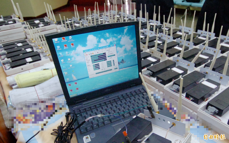 斯里兰卡海关官员在9名中国公民身上查获383支二手手机、101台平板电脑、6台Wi-Fi路由器和GPS追踪器等网路诈骗器材。示意图。（资料照）
