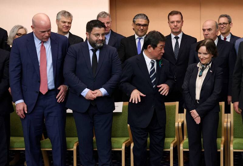 北约约30盟国大使组团访日，与日本外相茂木敏充（前排右2）会面。（路透）