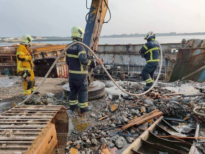 涉嫌走私香烟的合茂轮货船扣押报废后二度发生火警。（澎湖县政府消防局提供）