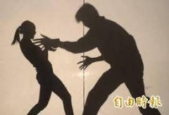 社区撞球间假教球伸咸猪手 突袭正妹下体2次恶男下场曝