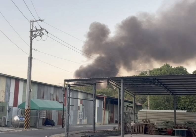 关庙台19甲线巷弄内1家工厂发生火警，浓烟不断窜出。（民众提供）