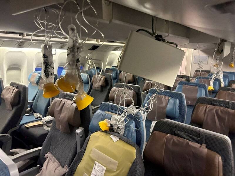 新加坡航空SQ321航班2024年发生严重乱流事故，造成1死79伤。（路透）