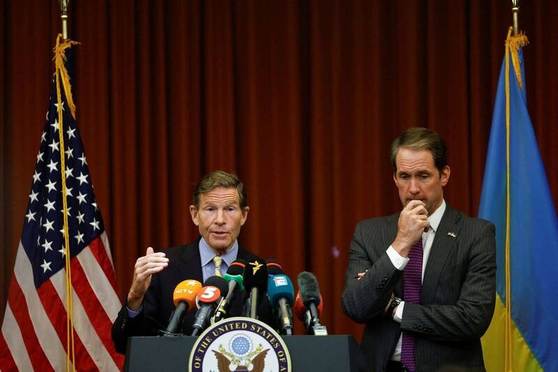 民主党参议员布鲁门塔（Richard Blumenthal，左）、众议员希姆斯（Jim Himes）呼吁美政府支持乌克兰防空需求。（路透）