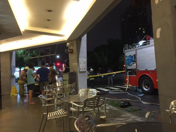 高雄市苓雅区四维四路63号，与自强三路的交叉口、某知名连锁咖啡店前方道路，竟然出现不明气体，消防人员获报后火速抵达现场处理。（民众邱淯宣提供）
