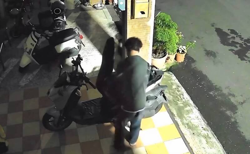 宜兰礁溪大忠路传出口罩男深夜掀机车座垫行窃，作案过程被监视器拍下。（图由民众提供）