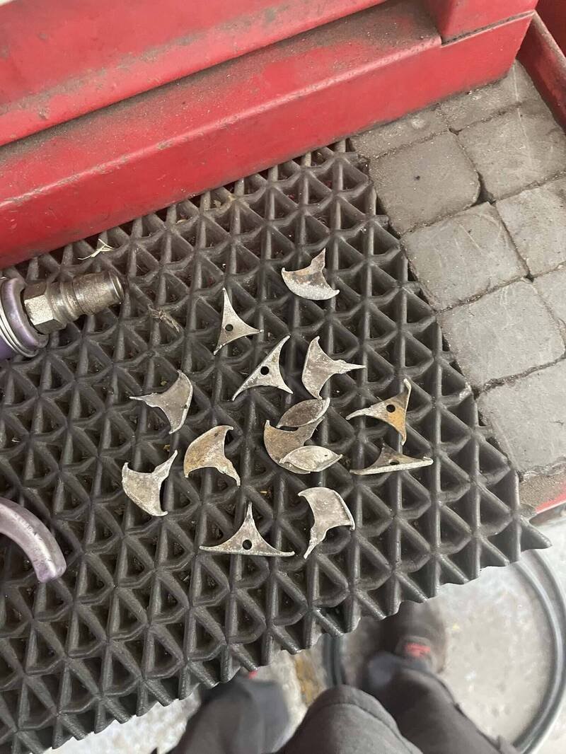 超诡异！新竹市惊现夺胎飞镖，同一时间有5台车遭殃，全是左后轮中镖。（撷取自汪小姐社群贴文）