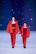 董璇与小酒窝同台牵手走秀 “母女花”亲密贴贴好养眼