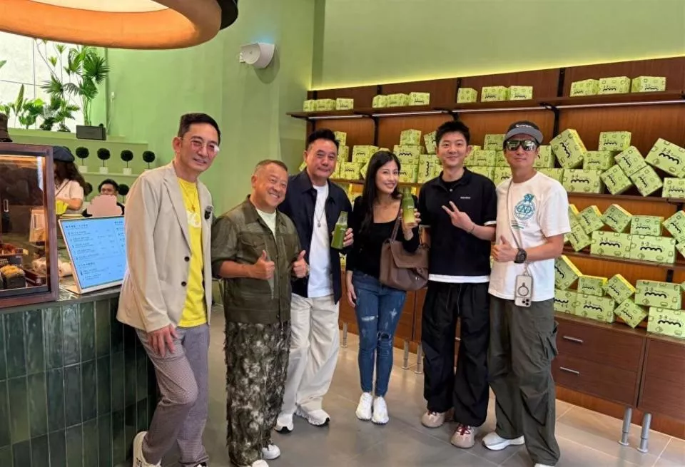 曾志伟佛山面包店开业场面盛大，红颜知己伴随剪彩