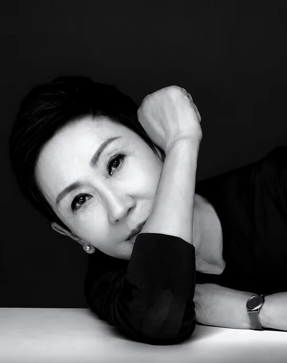 看施南生旧照才懂,一头短发写尽飒美风骨,难怪林青霞都自叹不如